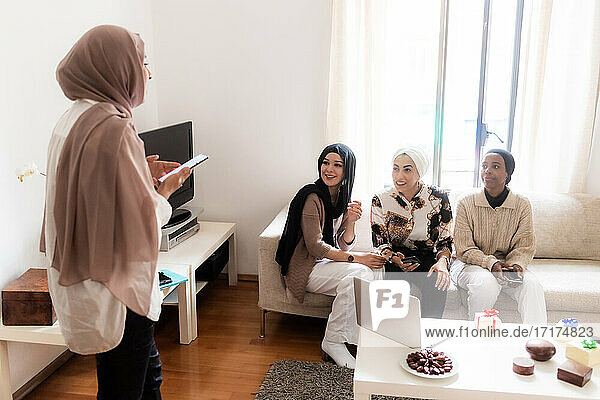 Vier junge muslimische Frauen zusammen zu Hause