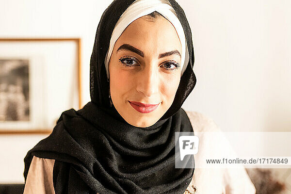 Kopf und Schultern Porträt der jungen muslimischen Frau