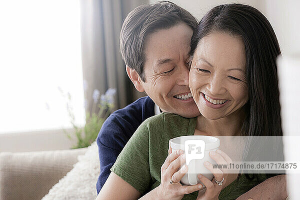 Älteres Paar lächelnd  Frau mit Kaffee