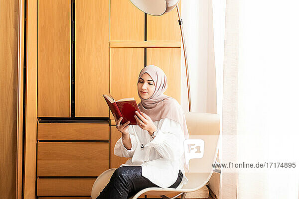 Junge muslimische Frau liest Buch