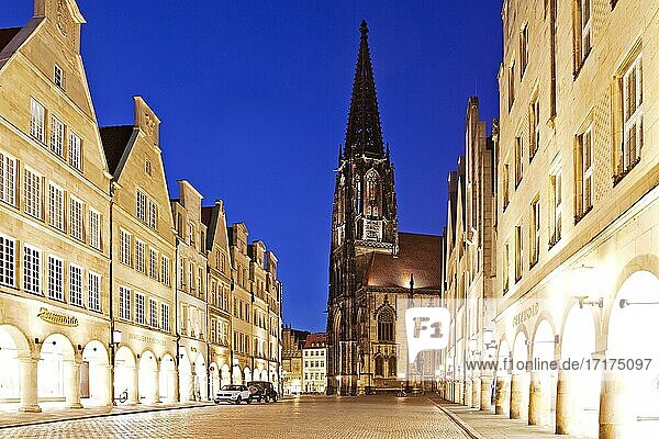 Prinzipalmarkt with the Lambertikirche in the evening  Münster  North Rhine-Westphalia  Germany  Europe