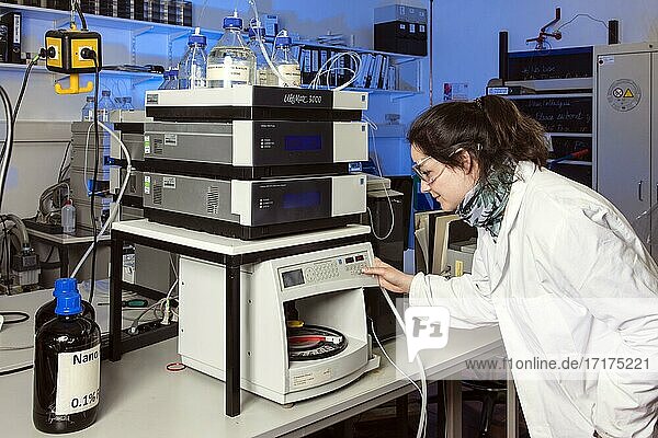 Laborantin am bei der Liquid Chromatographie-Analyse am Institut für Pharmazeutische Biologie und Biotechnologie der Heinrich-Heine-Universität Düsseldorf  Nordrhein-Westfalen  Deutschland  Europa