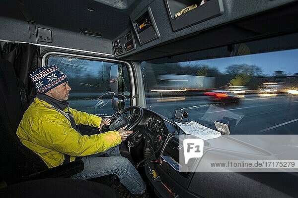 Fahrt mit einem LKW in der Morgendämmerung im Winter bei schlechter Sicht und Fahrbahnverhältnissen