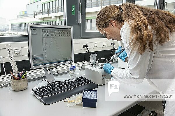 Wissenschaftlerin der Biologie beim Pipettieren im gentechnischen Bereich der Laboratorien der Universität Duisburg-Essen