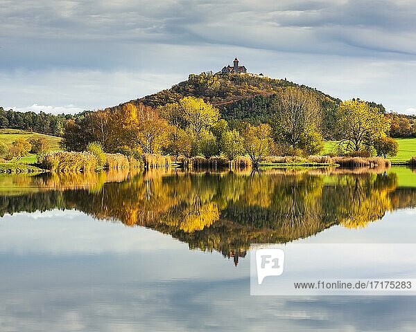 Landschaft mit See im Herbst  Veste Wachsenburg spiegelt sich  Burg des Burgenensembles Drei Gleichen  Mühlberg  Thüringen  Deutschland  Europa