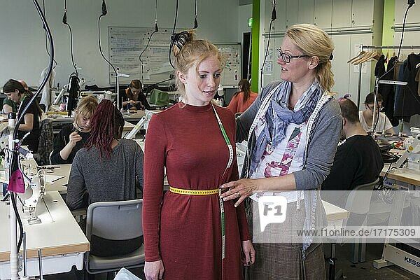 Textilklasse  Ausbildung zur Maßschneiderin  Elly-Heuss-Knapp-Schule  Berufskolleg der Stadt Düsseldorf  Nordrhein-Westfalen  Deutschland  Europa