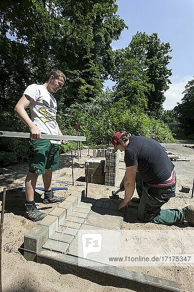 Pflasterarbeiten  durchgeführt von Azubis zum Garten- und Landschaftsbauer