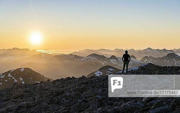 Wanderin genießt Abendstimmung  Nationalpark Jostedalsbreen  Blick vom Gipfel des Berges Skåla  Bergkette Breheimen  Stryn  Vestland  Norwegen  Europa