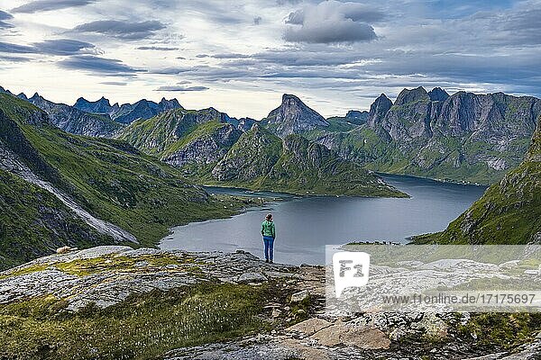 Wanderin wandert durch Berglandschaft  Forsfjorden  Moskenesöy  Lofoten  Nordland  Norwegen  Europa
