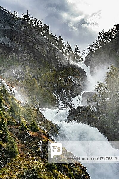 Wasserfall Låtefossen  Skare  Provinz Vestland  Norwegen  Europa