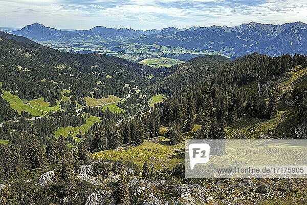 Ausblick vom Besler Grat auf Riedbergstraße  Illertal und Allgäuer Alpen  bei Obermaiselstein  Oberallgäu  Allgäu  Bayern  Deutschland  Europa