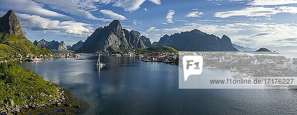 Luftaufnahme Reine  Reinefjord mit Bergen  Moskenes  Moskenesöy  Lofoten  Norwegen  Europa