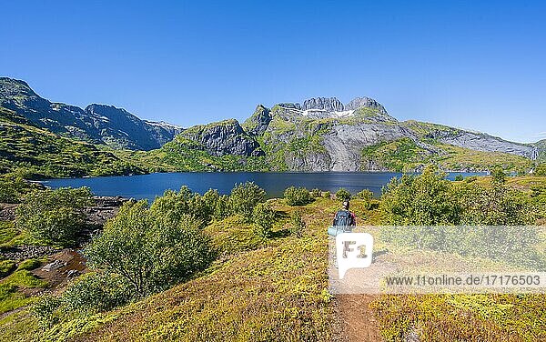 Wanderin wandert durch Berglandschaft  See Stuvdalsvatnet  Moskenesöy  Lofoten  Nordland  Norwegen  Europa