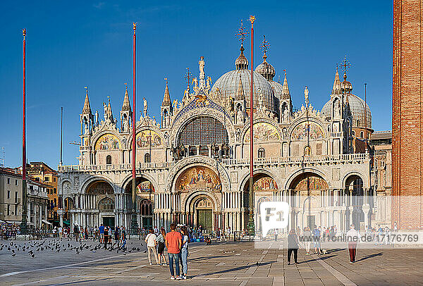 beruehmter Markusdom oder Basilica di San Marco  Venedig  Venetien  Italien |famous St Mark's Basilica or Basilica di San Marco  Venice  Veneto  Italy|