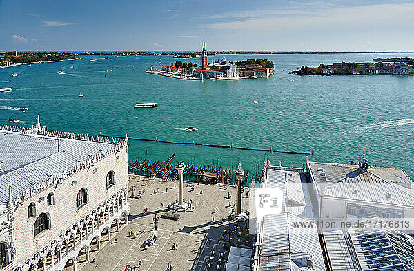 Luftaufnahmen vom Markusturm auf San Giorgio Maggiore und die Lagune von Venedig  Venetien  Italien |Aerial views from St. Mark's Tower on San Giorgio Maggiore and the Venice lagoon  Veneto  Italy|