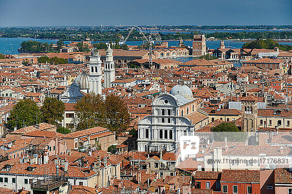 Luftaufnahme vom Markusturm mit Stadtansicht von Venedig  Venetien  Italien |arial view from St Mark's Campanile with cityscape of Venice  Veneto  Italy|