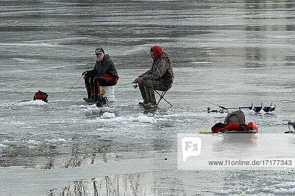 Menschen fischen auf gefrorenem Fluss  Provinz Quebec  Kanada  Nordamerika