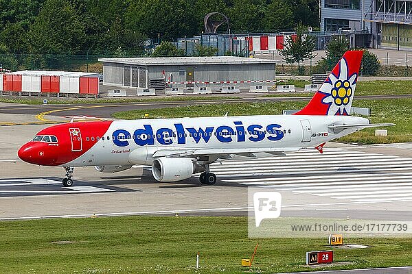 Ein Airbus A320 Flugzeug der Edelweiss mit dem Kennzeichen HB-IHY auf dem Flughafen Zürich  Schweiz  Europa