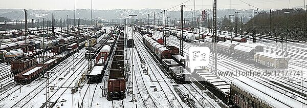 Zugbildungsanlage im Stadtteil Vorhalle im Winter  Rangierbahnhof  Güterzüge  Hagen  Ruhrgebiet  Nordrhein-Westfalen  Deutschland  Europa