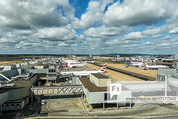 Flugzeuge auf dem Flughafen London Gatwick  Großbritannien  Europa
