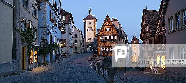 Rothenburg ob der Tauber am Abend  Mittelfranken  Bayern  Deutschland  Europa