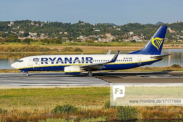 Eine Boeing 737-800 der Ryanair mit dem Kennzeichen 9H-QBB auf dem Flughafen Korfu  Griechenland  Europa
