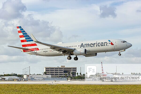 Ein Boeing 737-800 Flugzeug der American Airlines mit dem Kennzeichen N858NN auf dem Flughafen Miami (MIA)  USA  Nordamerika