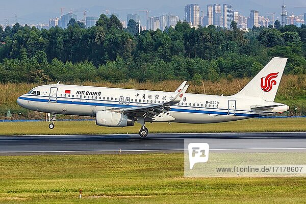 Ein Airbus A320 Flugzeug der Air China mit dem Kennzeichen B-8338 auf dem Flughafen Chengdu  China  Asien