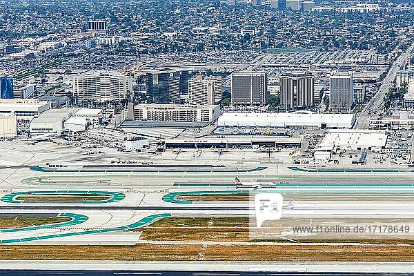 Übersicht Flughafen Los Angeles International Airport (LAX) mit American Airlines Flugzeugen in Los Angeles  USA  Nordamerika