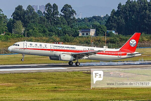 Ein Airbus A321 Flugzeug der Sichuan Airlines mit dem Kennzeichen B-6551 auf dem Flughafen Chengdu  China  Asien
