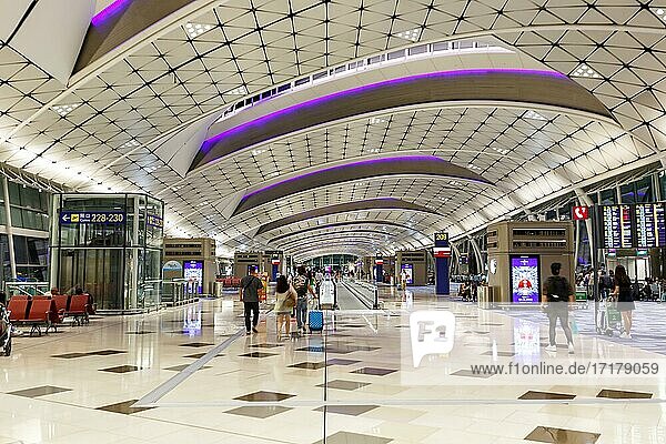 Midfield Concourse Terminal des Flughafen Hong Kong Chek Lap Kok Airport (HKG)  Hong Kong  China  Asien