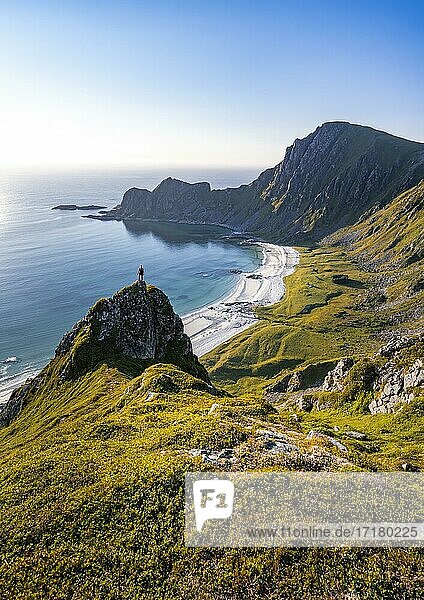 Wanderin auf Felsen  Klippen  Strand und Meer  hinten Gipfel des Berges Måtinden  bei Stave  Nordland  Norwegen  Europa