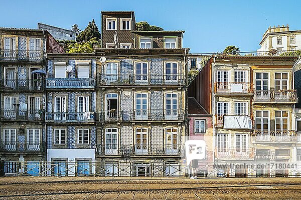 Tourist beim Fotografieren der traditionellen Architektur von Porto  Portugal  Europa