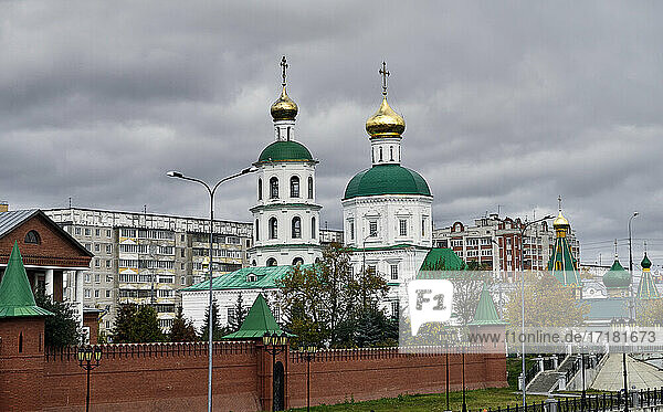 Russland; Orthodoxe Kirche inYoshkar-Ola  Hauptstadt der Republik Mari El Olast  ist vor allem für sein historisches Zentrum bekannt  das in den 2000er Jahren in einem unglaublich eklektischen Geist gebaut wurde  der in der typischen russischen Provinz unerwartet wirkt.