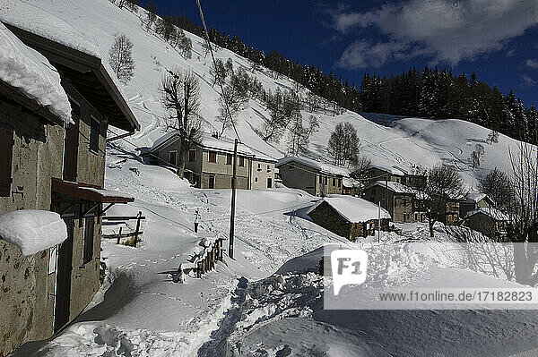 Europa  Italien  Lombardei  Provinz Lecco  Casargo  Ortschaft Alpe Giumello. Orobie Alpen.