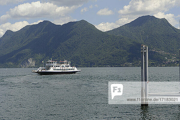 Europa  Italien  Piemont  Provinz Verbania  Lago Maggiore  Verbano See  Hafen für die Einschiffung von Autos auf der Fähre