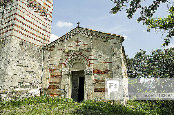 Italien  Europa  Piemont  Provinz Asti  Montechiaro d'Asti. Romanische Kirche von S. Nazario und Celso.