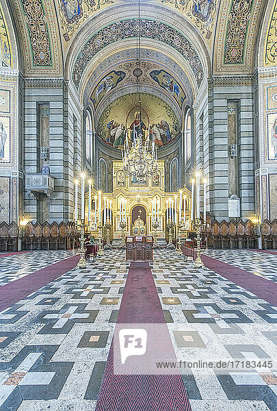 Innenansicht des Kirchenschiffs der serbisch-orthodoxen Kirche St. Spyridon  Triest  Italien.