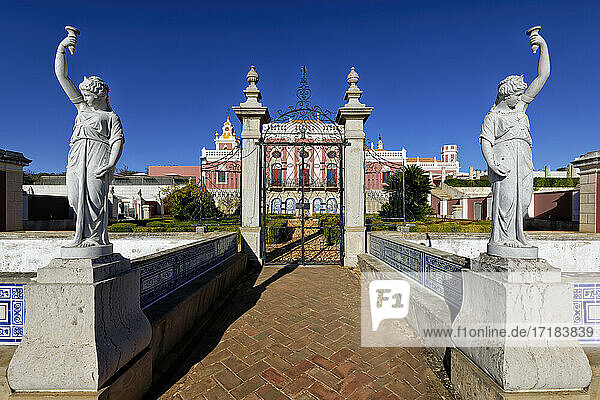 Statuen,  die den Eingang des Estoi-Palastes einrahmen,  Estoi,  Loule,  Bezirk Faro,  Algarve,  Portugal,  Europa