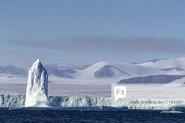 Von einem nahegelegenen Gletscher gekalbter Eisberg bei Philpots Island  Nunavut  Kanada  Nordamerika