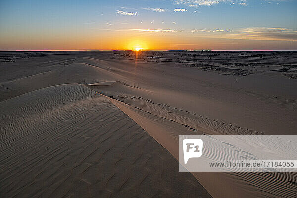 Sonnenuntergang über den Sanddünen  Djado Plateau  Sahara  Niger  Afrika
