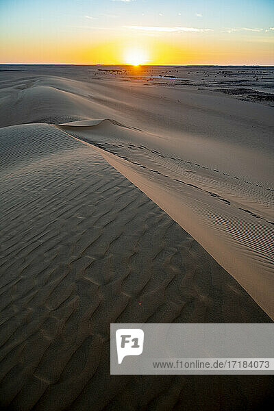 Sonnenuntergang über den Sanddünen  Djado Plateau  Sahara  Niger  Afrika