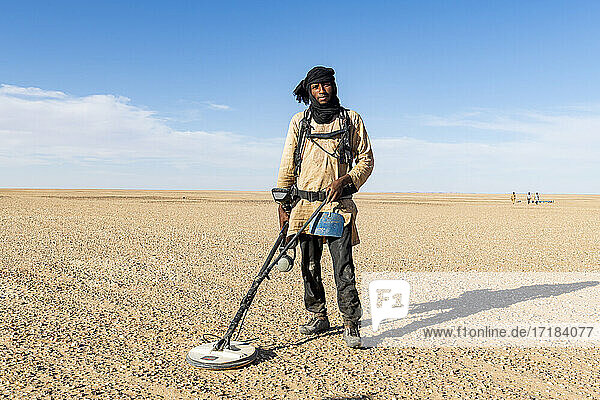Tuareg searching with a metal detector for gold in the Tenere desert  Sahara  Niger  Africa
