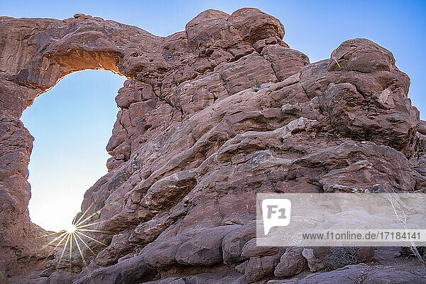 Sunburst durch Turret Arch  Arches National Park  Utah  Vereinigte Staaten von Amerika  Nordamerika
