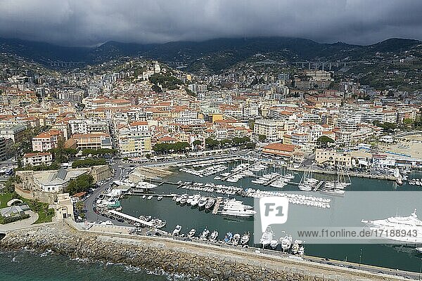 Luftaufnahme Sanremo mit Bastion und Hafen  Provinz Imperia  Region Ligurien  Riviera di Ponente  Italien  Europa