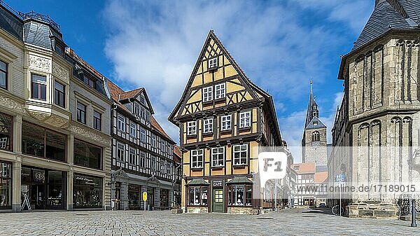 Historisches Fachwerkhaus  Türme der Marktkirche  Weltkulturerbestadt Quedlinburg  Sachsen-Anhalt  Deutschland  Europa