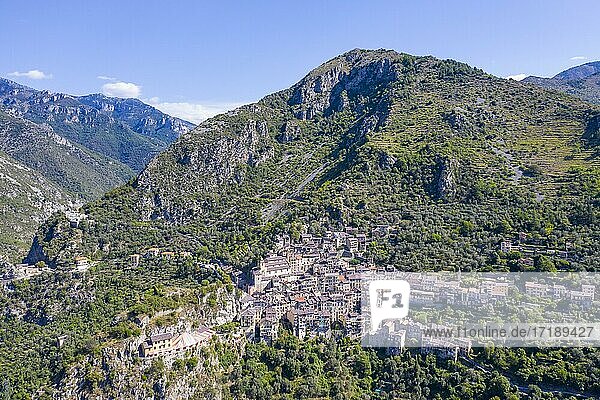 Luftaufnahme Bergdorf Saorge überhalb des Tal der Roya an der Straße zwischen Ventimiglia an der Küste und dem Tendepaß Col de Tende  Departement Alpes-Maritimes  Region Provence-Alpes-Cote d'Azur  Seealpen  Frankreich  Europa
