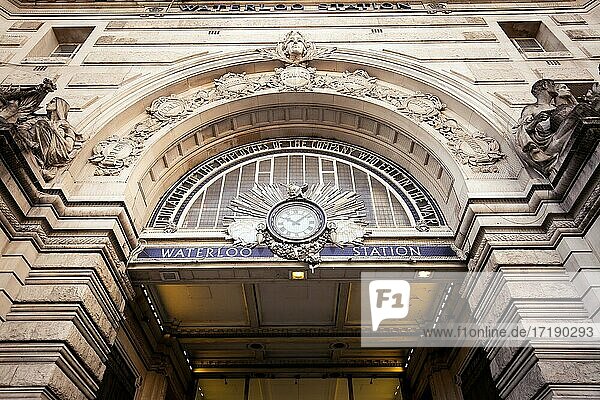 Eingang der Waterloo Station  London  England  Vereinigtes Königreich