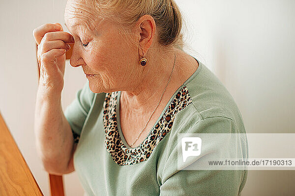 Ältere Frau  die müde  traurig oder aufgebracht aussieht