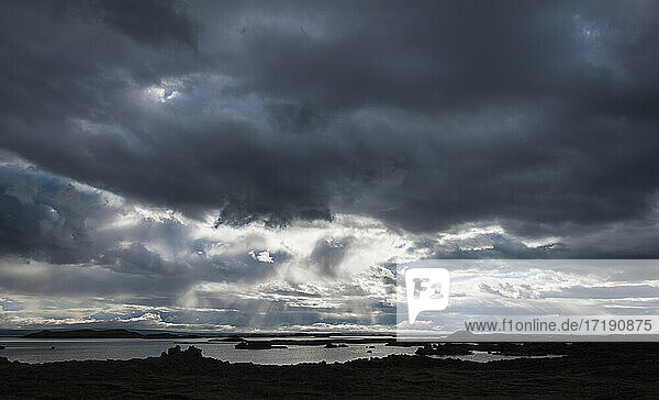 dramatischer Himmel über dem Myvatn-See